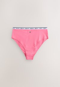 Culottes roses taille haute pour femmes avec une ceinture élastique blanche répétant « NEXT » en lettres noires, posées à plat sur un fond neutre.