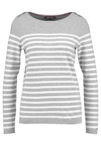 Maglione a maniche lunghe grigio e bianco a righe con scollatura ampia e un leggero luccichio. Presenta una morbida texture a maglia e polsini a coste.