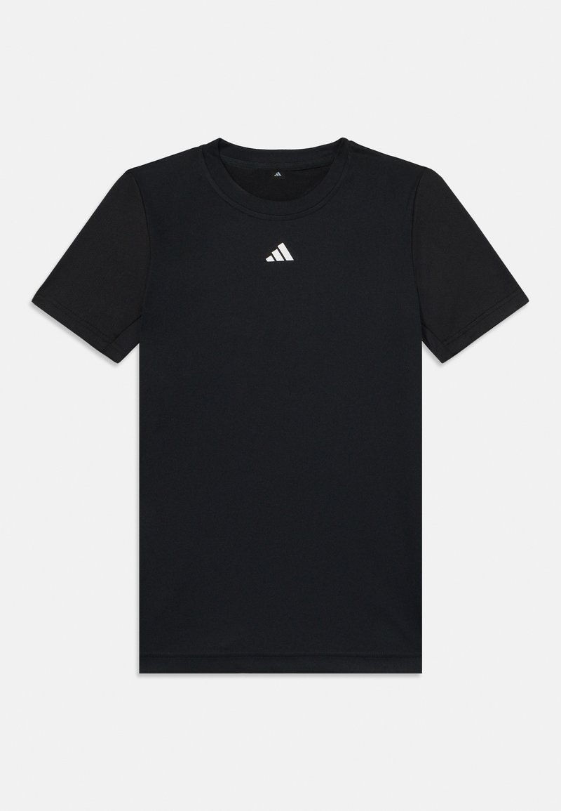 Camiseta negra de manga corta hecha de tela suave. Presenta un escote redondo y un logo blanco de Adidas en la parte superior izquierda del pecho.