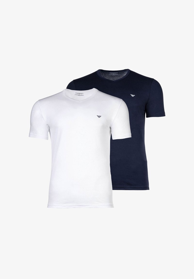 Due t-shirt da uomo a scollo a V, una bianca e una blu navy, ciascuna con un piccolo logo sul petto a sinistra.