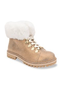 Bottine beige avec manchon en fausse fourrure blanche, texture en imprimé léopard, œillets en métal doré, lacets blancs et semelle en caoutchouc robuste.