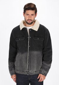 Czarna dżinsowa kurtka z odpinanym, kremowym kołnierzem z owczej wełny. Posiada dwie przednie kieszenie i gradientowe szare wykończenie. Zapięcie na guziki.