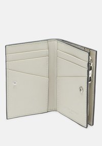 Portafoglio in pelle, interno grigio chiaro, esterno nero. Presenta diverse fessure per carte, una chiusura a scatto e un marchio in rilievo. Texture liscia.