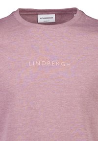 Rosafärgad t-shirt med avslappnad passform och rund halsringning, med präglad text "LINDBERGH" i en ljusare nyans över bröstet. Mjuk tygtextur.