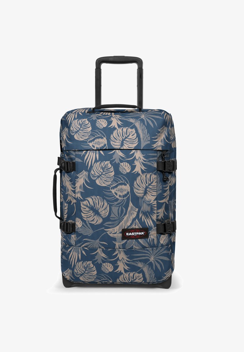 Mochila azul con ruedas con un patrón de hojas tropicales, detalles y herrajes negros, dos correas laterales de compresión, asa superior y asa retráctil.