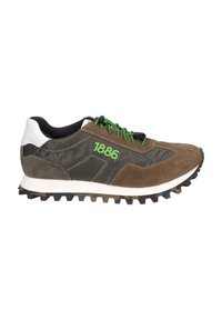 Braune und grüne Sportschuh mit Obermaterial aus Wildleder und Stoff, ausgestattet mit grünen Schnürsenkeln, einem weißen Fersenakzent und einer strukturierten Gummisohle. Die Nummer "1886" ist aufgedruckt.