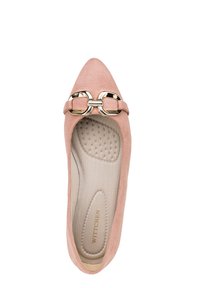 Ballerine plate rose en suède avec un bout pointu, ornée d'un accent en métal doré et d'une semelle intérieure rembourrée et texturée. Nom de la marque à l'intérieur.