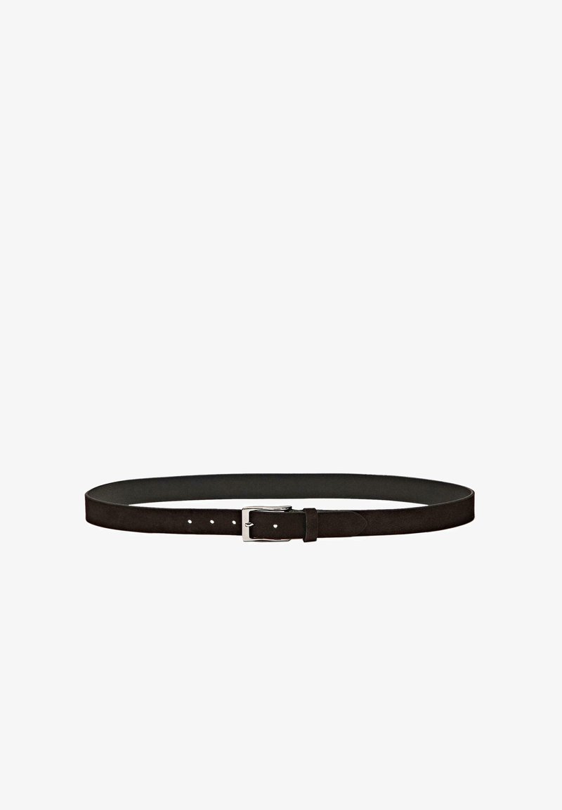 Ceinture en cuir noir avec boucle rectangulaire en argent et plusieurs trous d'ajustement sur un fond blanc.