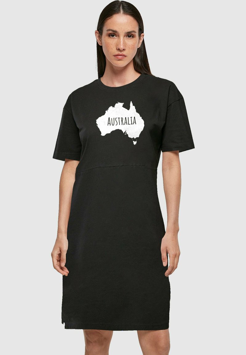 Černé bavlněné šaty s bílou mapou Austrálie a textem "AUSTRÁLIE". Mají volný střih a krátké rukávy.