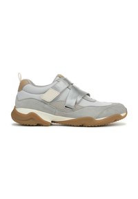 Scarpa sportiva grigia chiaro realizzata con un mix di materiali in mesh e suede, dotata di una fascia in velcro e di una suola flessibile in gomma marrone.