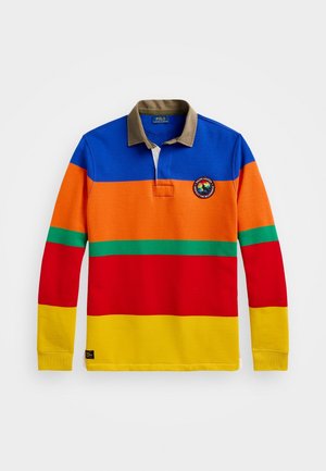 Langarm-Rugbyshirt mit horizontalen Streifen in Blau, Orange, Grün, Rot und Gelb; hellbrauner Kragen und runder Aufnäher auf der Brust.