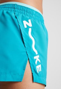 Nike Performance Pantalón corto de deporte - green