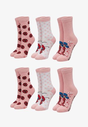 Sześć różowych skarpetek za kostkę w trzech parach: z nadrukiem biedronki, różowe w kropki z twarzą biedronki oraz pełnometrażowa kreskówkowa biedronka z napisem.