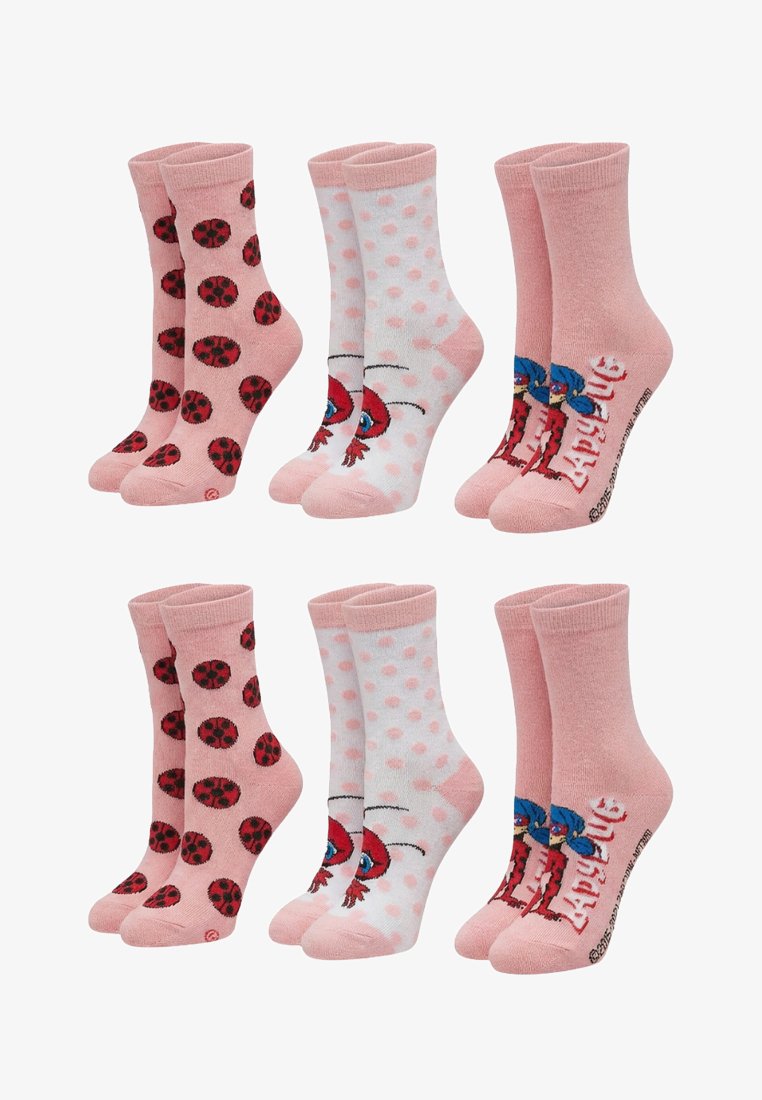 Sześć różowych skarpetek za kostkę w trzech parach: z nadrukiem biedronki, różowe w kropki z twarzą biedronki oraz pełnometrażowa kreskówkowa biedronka z napisem.