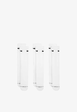 Drei Paar weiße Nike Crew-Socken mit schwarzen Swoosh-Logos nahe der Bündchen und dem Text "NIKE" im Zehenbereich.