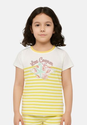T-shirt rayé blanc et jaune à manches courtes, avec un graphique de coquillage et d'étoile de mer accompagné du texte « Lee Cooper » en rose.