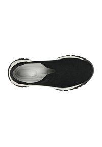 Scarpa nera slip-on con tomaia liscia, soletta grigia imbottita e suola robusta bianca e nera per trazione e stabilità.