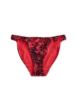Piros bikini alsó fekete leopárdmintával és ráncolt elasztikus oldalakkal, fehér háttéren, vízszintesen elhelyezve.