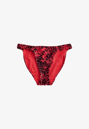 Roter Bikini-Slip mit schwarzem Leopardenmuster und gerafften elastischen Seiten, flach auf weißem Hintergrund dargestellt.