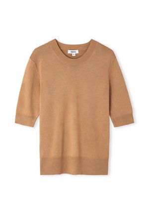 Kamelowy krótki sweter z dzianiny z krótkim rękawem, z prążkowanymi ściągaczami na mankietach, dole i przy okrągłym dekolcie, przedstawiony na płasko na białym tle.