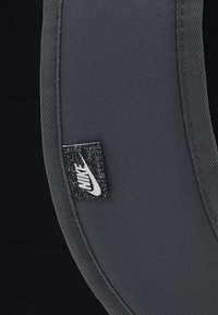 Nike Sportswear HERITAGE UNISEX - Mochila - iron grey/black