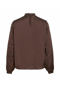 Blouse marron à manches longues avec col montant à volants et fermeture par boutons à l'arrière du col, poignets élastiqués, tissu satin lisse.