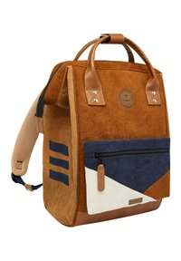 Zaino in corduroy marrone con dettagli in pelle, dotato di tasca con zip blu navy, design a blocchi di colore geometrico e doppi manici superiori.