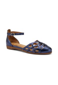Zapato plano de corte metálico azul con correa en el tobillo, que presenta una textura suave y suela de madera. Muestra un diseño geométrico abierto.