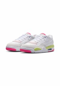 Vita sneakers som har överdelar av mocka och mesh, klara rosa accenter, gröna paneler och en synlig luftkammare i sulan.