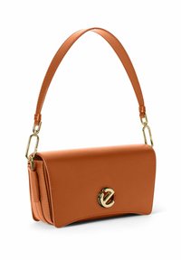 Borsa a tracolla in pelle arancione con un design strutturato, hardware dorato e un logo prominente. Dotata di una singola tracolla piatta.