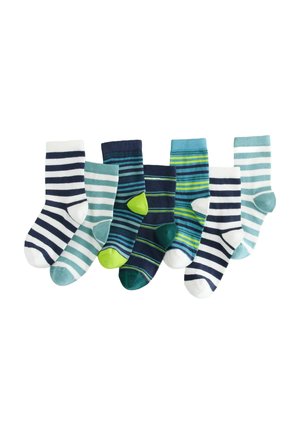 Set von acht Socken mit verschiedenen gestreiften Mustern in Blautönen, Grüntönen und Weiß, mit gerippten Bündchen und unterschiedlichen Farbakzenten.