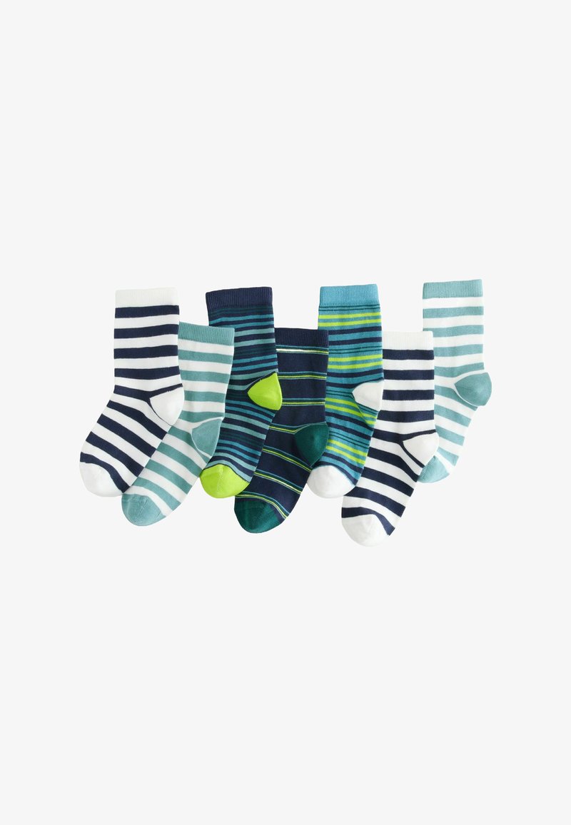 Sieben Paar gestreifte Socken in Marineblau, Weiß, Türkis und Grüntönen nebeneinander auf weißem Hintergrund angeordnet.