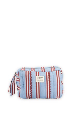 Pequeño bolso acolchado con rayas verticales en azul, blanco y rojo, cierre de cremallera y etiqueta con la inscripción "el ganso" en el centro delantero.