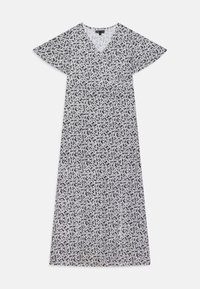 Zwart-witte bloemenprint jurk met korte mouwen, V-hals en een rechte lange silhout. De jurk heeft een zachte stoftextuur.