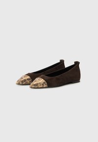 Chaussures plates en suède marron avec un bout contrastant en imprimé léopard et une forme arrondie ; dotées d'un petit talon et d'un intérieur doux.