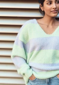 Next RELAXED FIT SOFT TOUCH V-NECK  - Pullover - purple green stripe