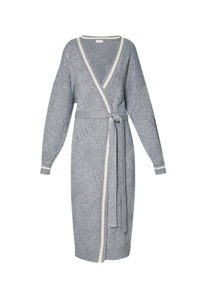 Abito avvolgente grigio in maglia con maniche lunghe, scollo a V e cintura con nodo. Presenta bordi color crema lungo lo scollo e le maniche.