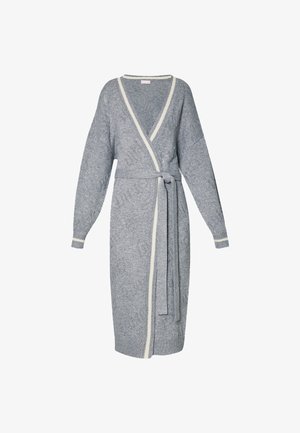 Abito avvolgente grigio in maglia con maniche lunghe, scollo a V e cintura con nodo. Presenta bordi color crema lungo lo scollo e le maniche.