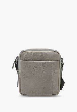 Borsa a tracolla in pelle grigia con finitura testurizzata, chiusura con zip e tasca frontale. Tracolla regolabile con dettagli in metallo. Forma quadrata compatta.