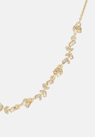 Collier en ton doré avec un design floral, orné de pierres précieuses claires et dorées, accentué par de petites perles, le tout sur une chaîne délicate.