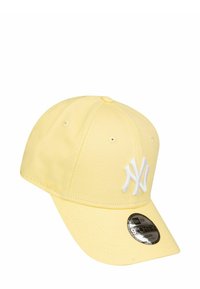 Casquette de baseball jaune en coton, avec un logo brodé blanc. Visière courbée, œillets de ventilation et sangle en plastique ajustable.