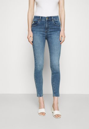 Skinny-fit jeans i lyseblå denim med frontlommer, beltestropper, knapp- og glidelåslukking, og en jevn tekstur.