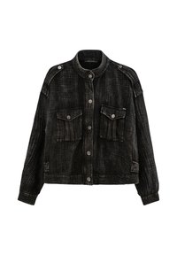 Giacca nera, texture con colletto, due tasche anteriori a patta e chiusura con bottoni. Include spalline e un design cropped.
