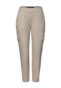 Beige slim-fit cargo-housut, joissa on sivupussit, etupussit ja joustava vyötärö, esitelty valkoista taustaa vasten.