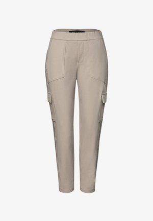 Pantaloni cargo beige slim-fit con tasche laterali a patta, tasche frontali applicate e cintura elastica, esposti su uno sfondo bianco.