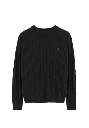 Maglione nero a trecce con colletto rotondo, polsini e orlo a costine, con un piccolo dettaglio ricamato sul lato sinistro del petto.