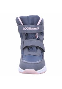 Botte imperméable grise avec des accents rose, dotée de deux sangles Velcro, d'un col rembourré et d'une semelle texturée pour une meilleure traction.