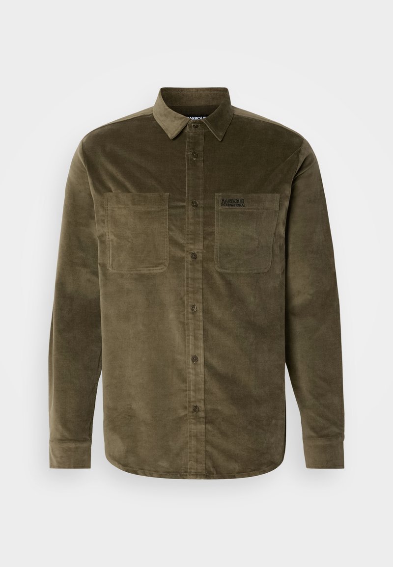 Olijfgroen corduroy shirt met een kraag, knopenlijst aan de voorkant en twee borstzakken. Heeft een subtiel gemerkt label op de zak.