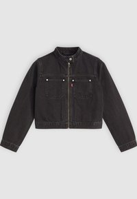 Chaqueta de mezclilla negra cortada con cremallera frontal, dos bolsillos en el pecho con botones de plata y cuello con botón a presión.