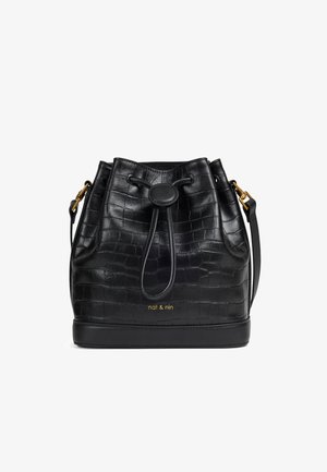 Zwarte emmerhandtas van krokodil-geëmbosserd leer, met een trekkkoordsluiting, gouden hardware-accenten en de merknaam in goud gedrukt.